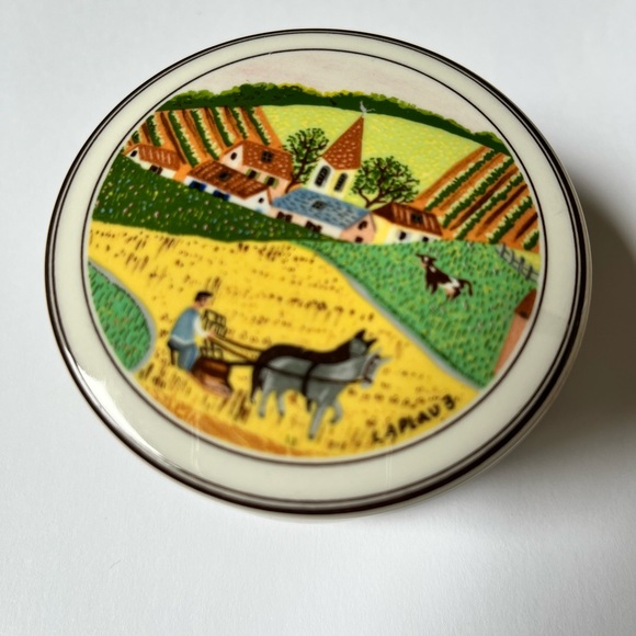 Cute dish with lid; farmhouse decor. Dishwasher safe. Made in Luxembourg - Picture 9 of 9